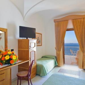 Classic Quadruple Room with Terrace and Sea View