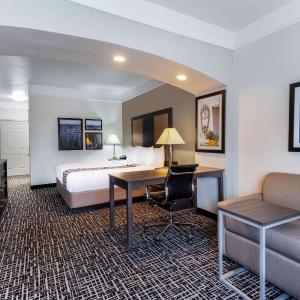 Deluxe King Suite with Bath Tub -  Mobility/Hearing Access - Non-Smoking