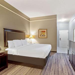 Deluxe King Room - Mobility Access/Non-Smoking