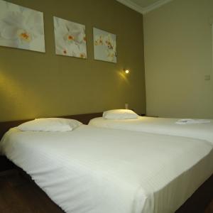 Twin Room with Street View