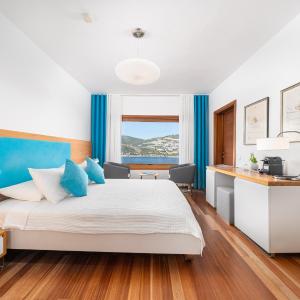 Double Room with Balcony and Sea View