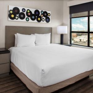 One-Bedroom King Suite with Sofa Bed, Kitchen and Roll-In Shower - Disability Access