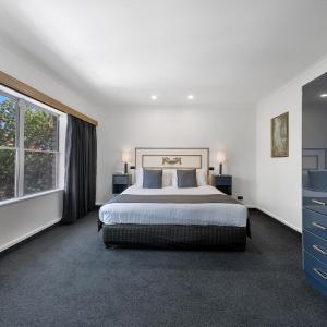 One Bedroom Queen Suite - Non-Smoking
