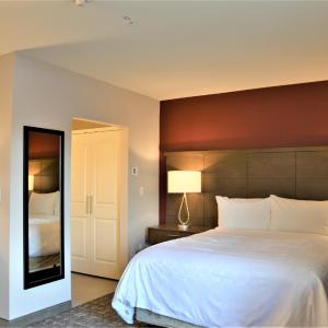 Queen Studio Suite with Bath Tub - Mobility Accessible - Non-Smoking