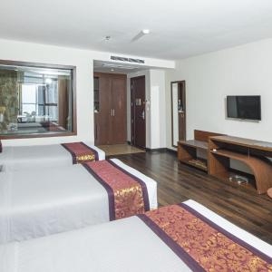 Deluxe Triple Room with Partial River View