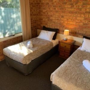 Family Room (1 Queen & 2 Singles)