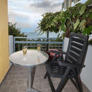 Apartment with Lake View