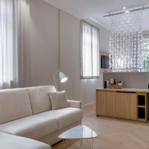 Design Suite with Balcony and Bathtub