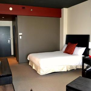 Grand Comfort One Queen Bed Room