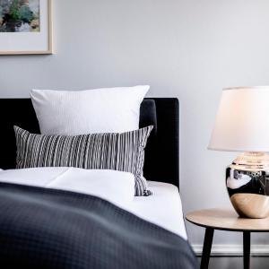 Petit Annex 1723 Queen-size bed (55 in Bed)