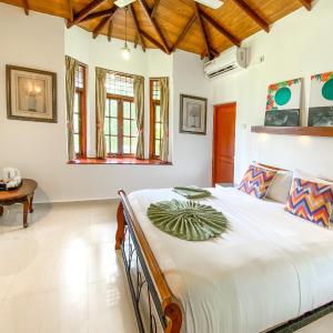 Deluxe Double Room with Complimentary One-Way Airport Transfer (Pickup OR Drop)