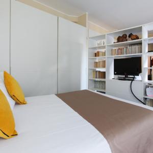 One-Bedroom Apartment with Balcony - via Disciplini 5