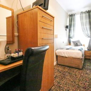 Single Room with Shared Bathroom