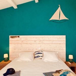 Deluxe Double Room with Side Sea View