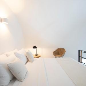 Melidonia Villa with Private Pool,Indoor Hot Tub & Caldera View,Georgios