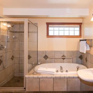 Deluxe King Suite - Laurel
