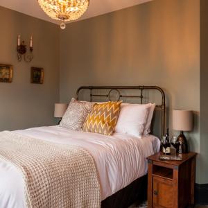 Deluxe Queen Suite