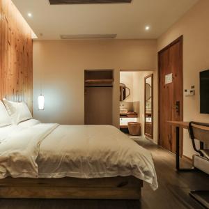 Deluxe Double Room with Mountain View