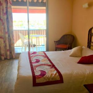 Chambre vue port, terrasse et climatisation
