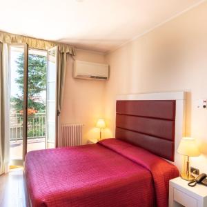 Deluxe Double Room with Side Lake View