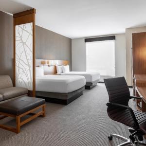Queen Room with Two Queen Beds and Accessible Tub