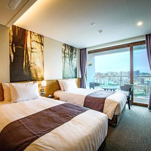 Standard Twin Room with City View