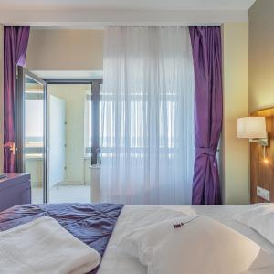 Deluxe Double Room with Balcony and Partial Sea View