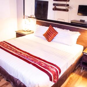 Deluxe King Room - No Window