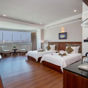 Premier Deluxe Twin Room with City View - High Floor