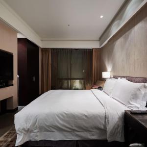 Deluxe King Room without Window