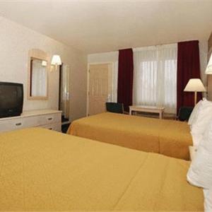 Queen Room with Two Queen Beds - Non-Smoking