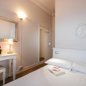 Single Room with Partial Lake View