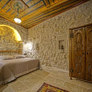 Deluxe Stone Room