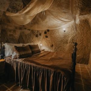Deluxe Cave Room