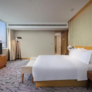 One-Bedroom Suite with Dining Area