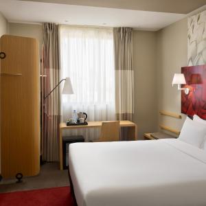 King Room with Skyline View 