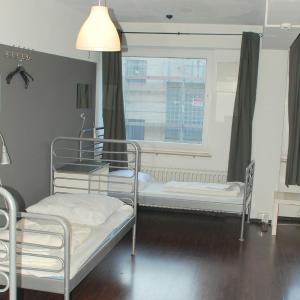 Single Bed in Mixed 6-Bed Dormitory Room with Shared Bathroom