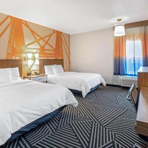 Queen Room with Two Queen Beds and Bath Tub - Mobility/Hearing Accessible - Non-Smoking
