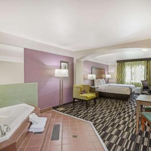Deluxe King Studio Suite - Non-Smoking