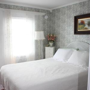 Queen Room with Balcony and Harbor View