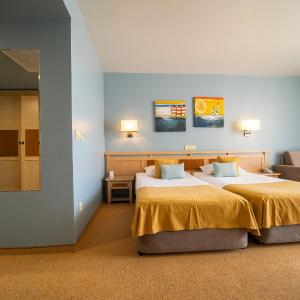 Twin Room with Park View - Free Parking & Beach Access