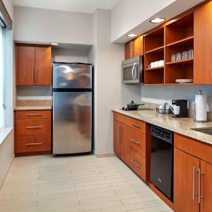 One-Bedroom King Suite with Roll-In Shower - Disability Access