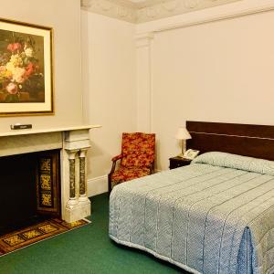 Heritage Queen Suite with Balcony
