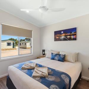 Deluxe 2 Bedroom Beachfront Cabin