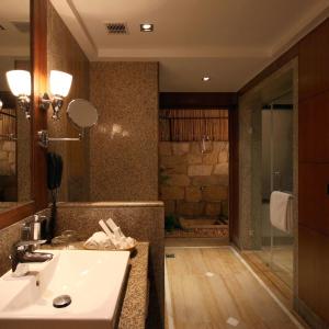 Premium Cottage with Jacuzzi:10% discount on Food & Beverages (excluding In-Room Dining and Liquor), 10% discount on Spa Services, Laundry Services, Complimentary Happy Hour Offer – Buy 1 Get 1 Free, available daily from 11:00 AM to 7:00 PM.