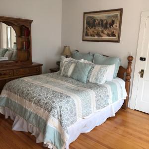 Queen Room with Shared Bathroom