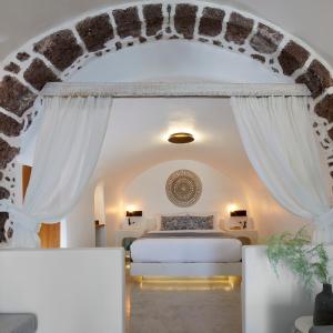 Cave Honeymoon Suite with Outdoor Hot Tub and Caldera View