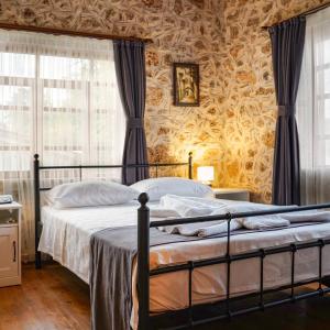 Deluxe Double Room (2 Adults + 1 Child)