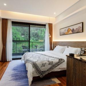 Whispering Mountain - Double Room with Mountain View