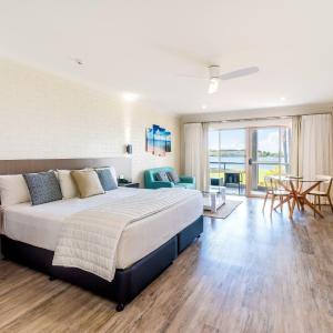 Premium King Waterfront Motel Room